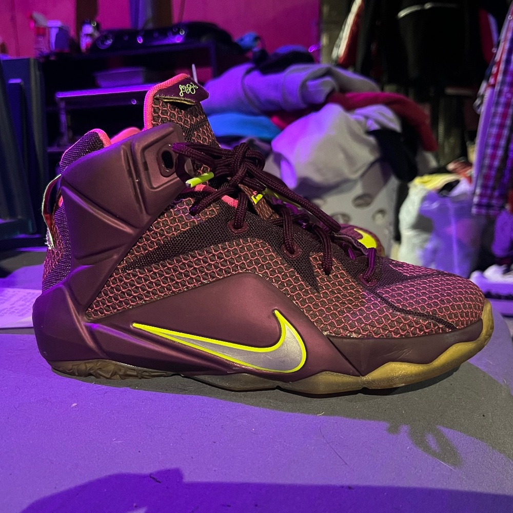 NIKE Lebron XII 12 Merlot Wine Raspberry Pink GS Sneakers 4Y 685181-600